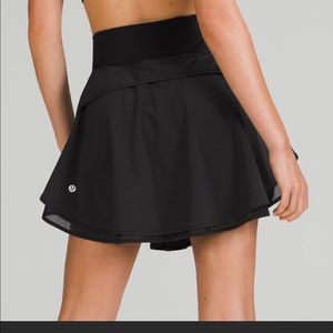 Lululemon flutter hem skirt 6 black NWT